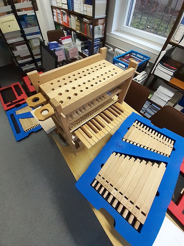 Kleine Bausatz-Orgel in den einzelnen Bestandteilen