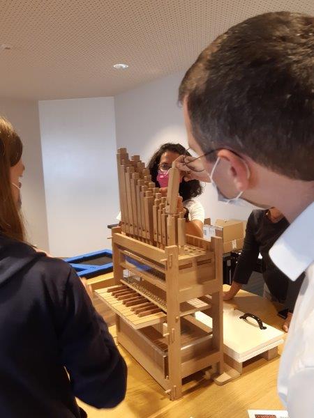 Teilnehmer bauen kleine Bausatz-Orgel auf